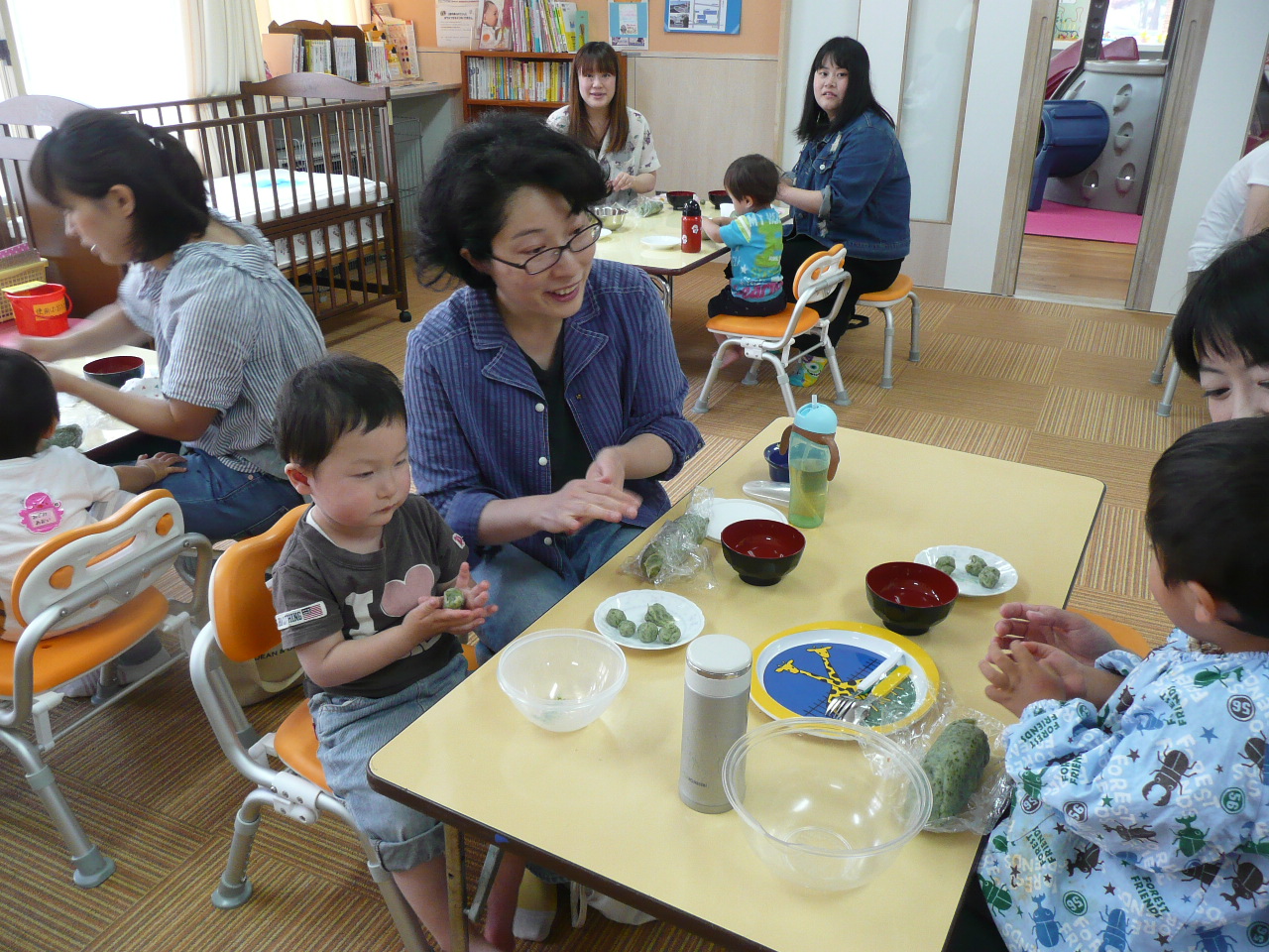 よもぎのお団子をコロコロ