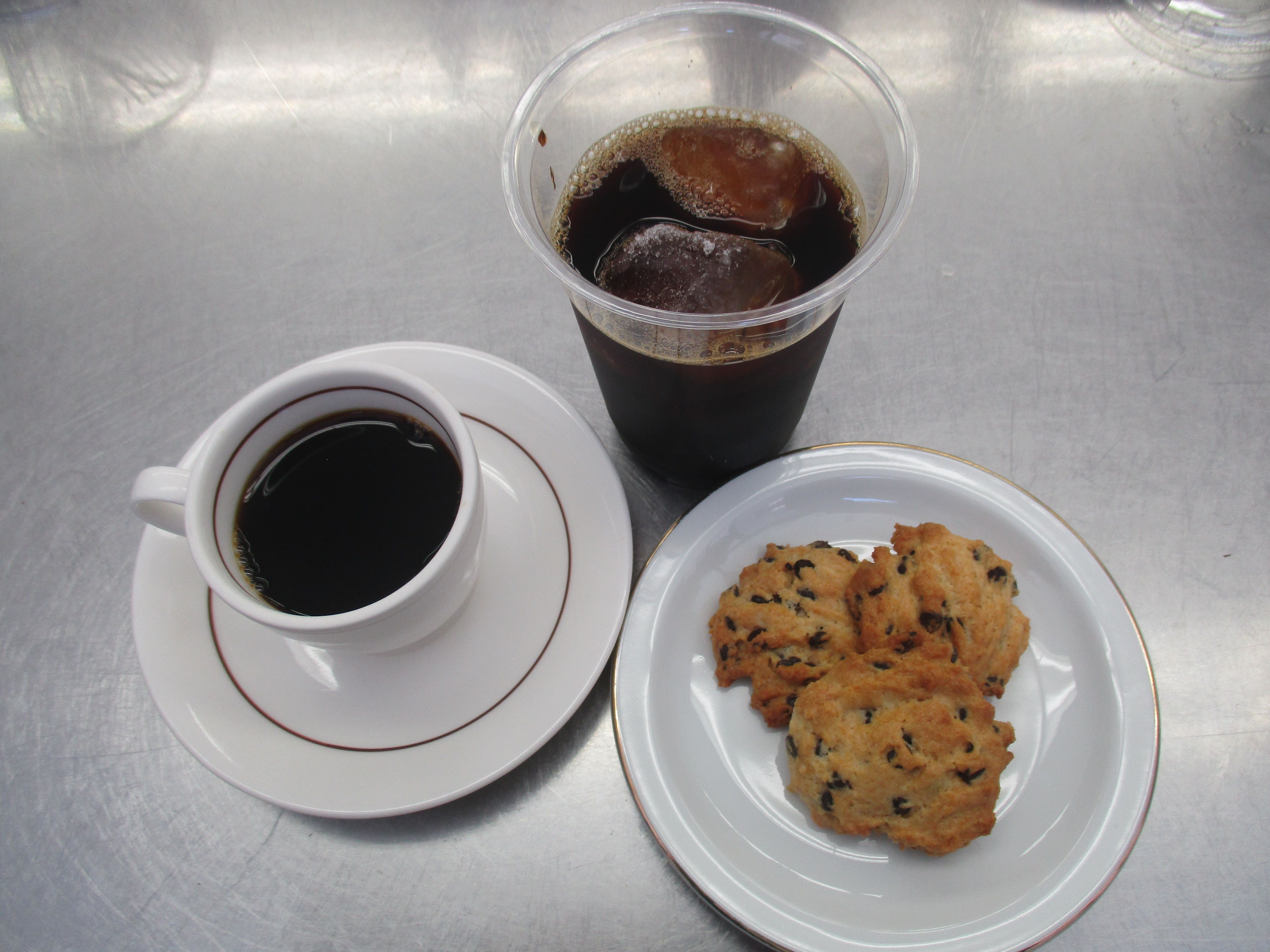 実習したホットコーヒー、アイスコーヒー、チョコチップクッキー