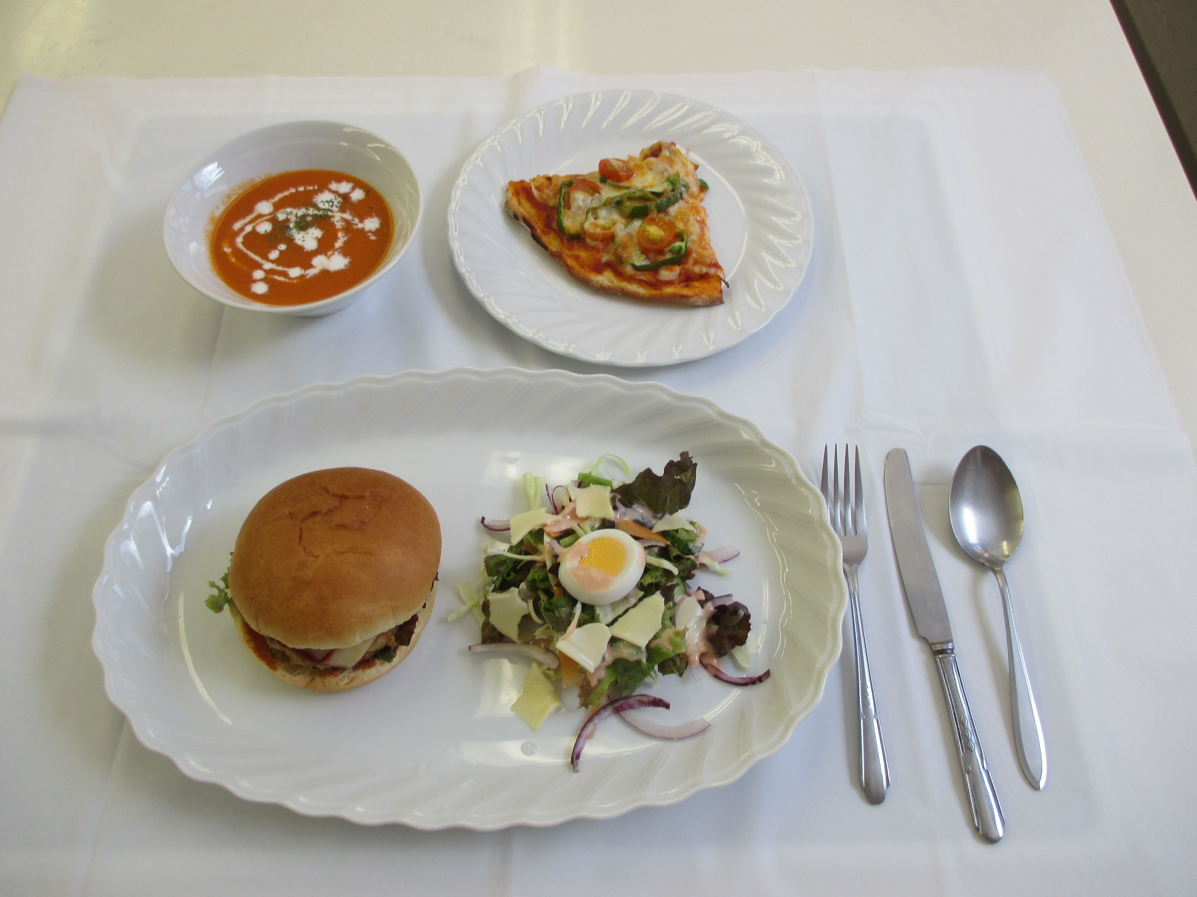 世界の料理講座アメリカ編で実習したハンバーガーやピザなど